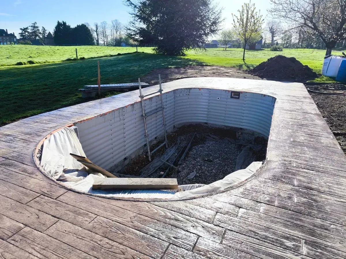 Plage de piscine en béton imprimé effet bois près de Fécamp