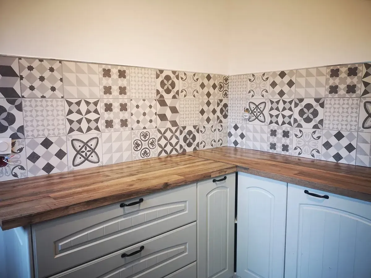 Crédence de cuisine en carreaux de ciment à motifs géométriques