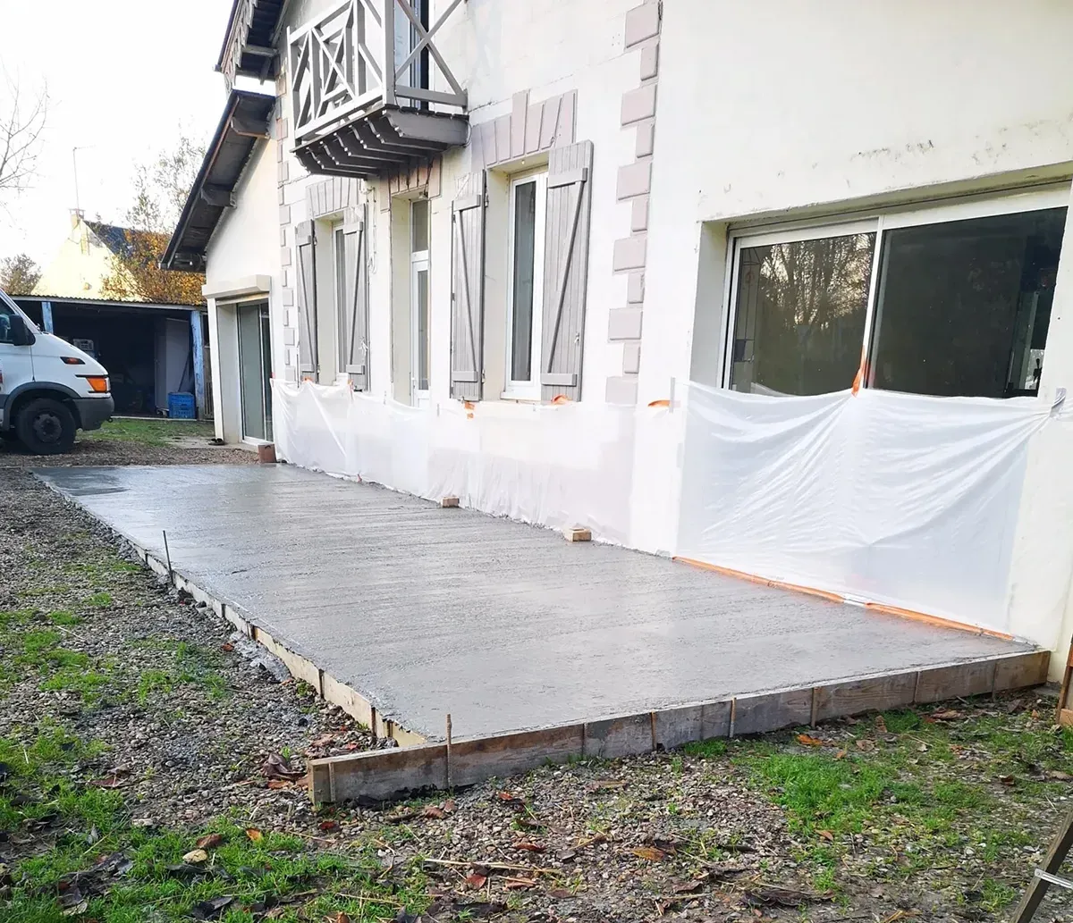 Préparation du support avant coulage d'une terrasse en béton en Normandie