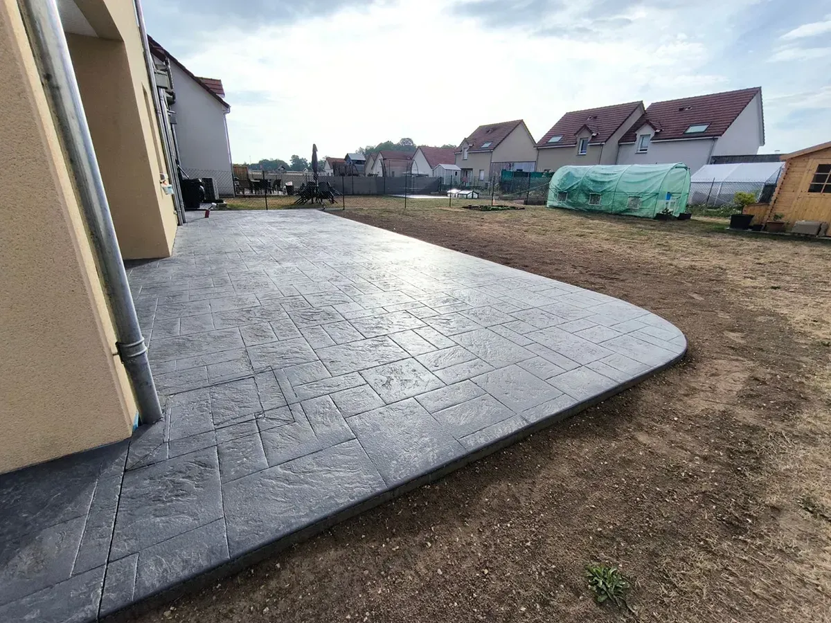 Grande terrasse en béton imprimé effet pierre grise en Seine-Maritime