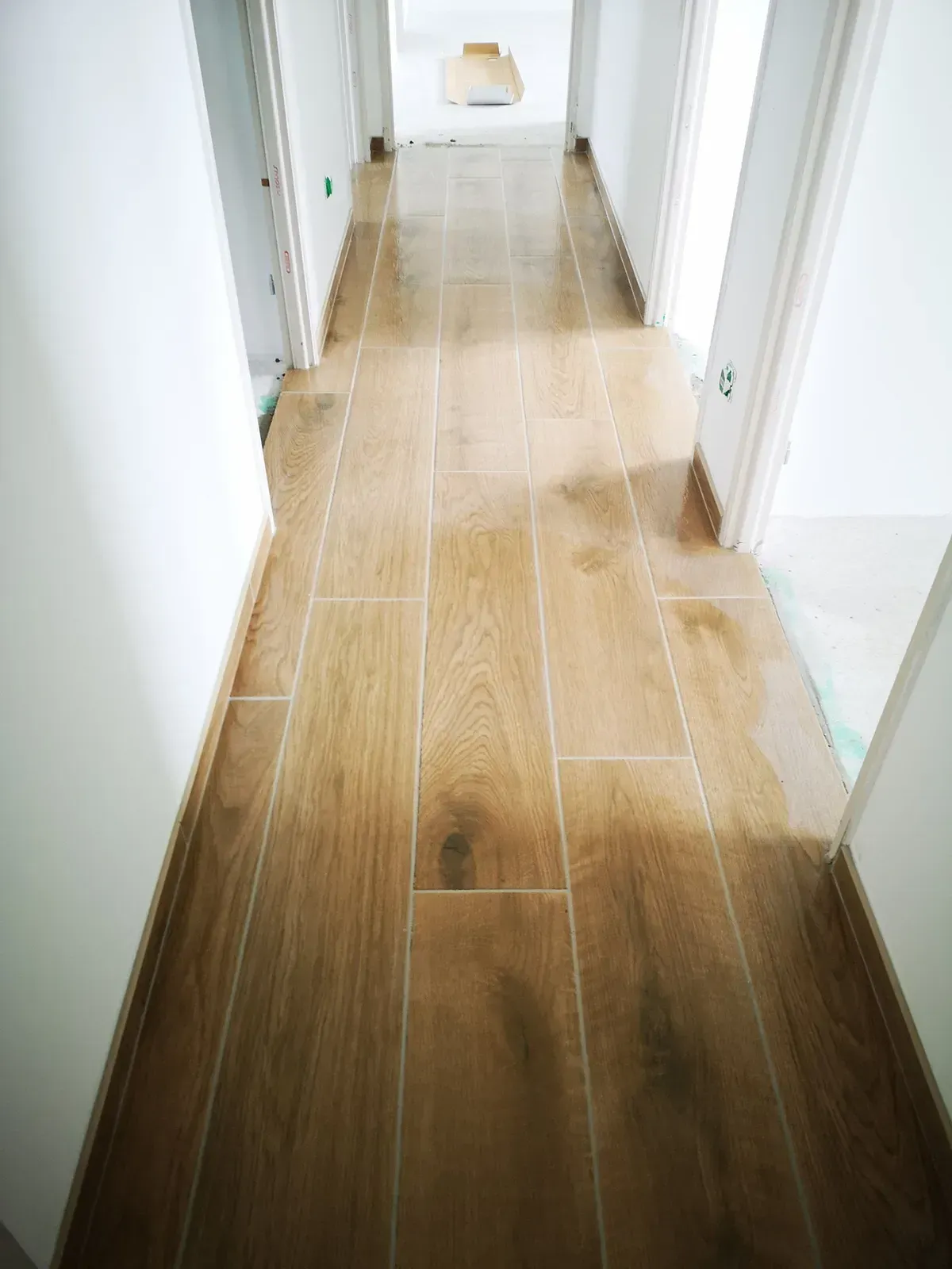Couloir avec carrelage imitation parquet posé près de Dieppe