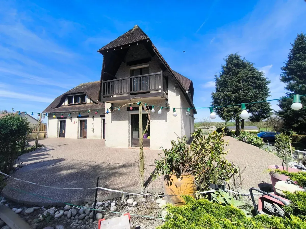 Grande cour en béton désactivé devant une maison normande à Yvetot