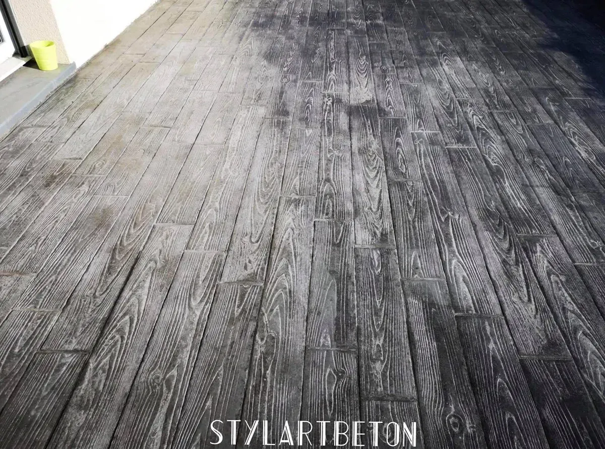 Terrasse en béton imprimé effet bois réalisée par Styl Art Béton en Normandie