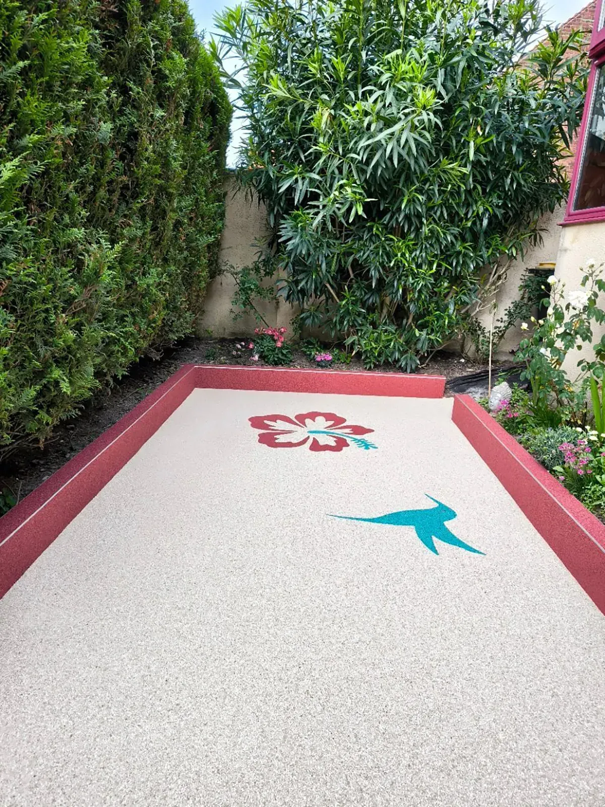 Allée en moquette de pierre avec motifs fleur et hirondelle à Yvetot