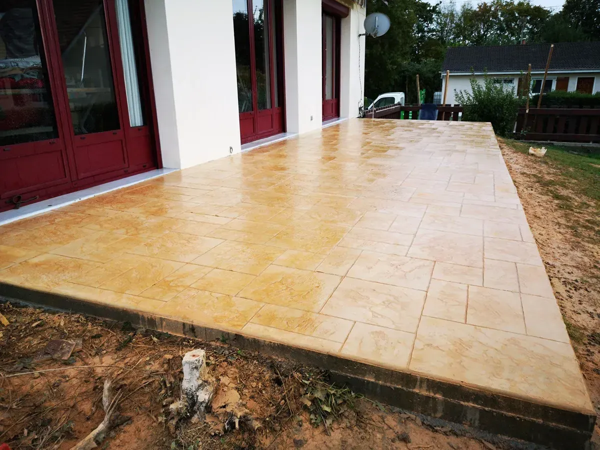 Terrasse en béton imprimé entretenue en Seine-Maritime
