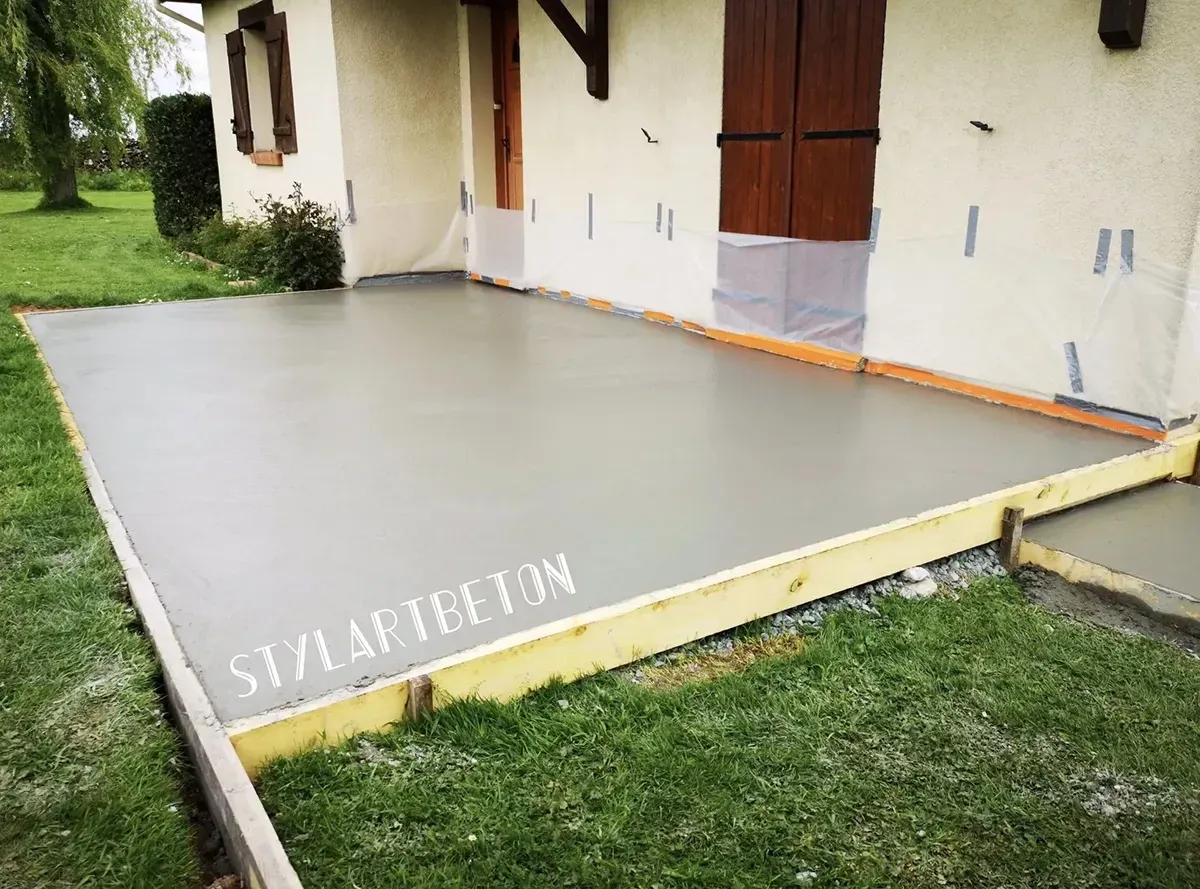 Dalle béton lissée devant un garage à Barentin