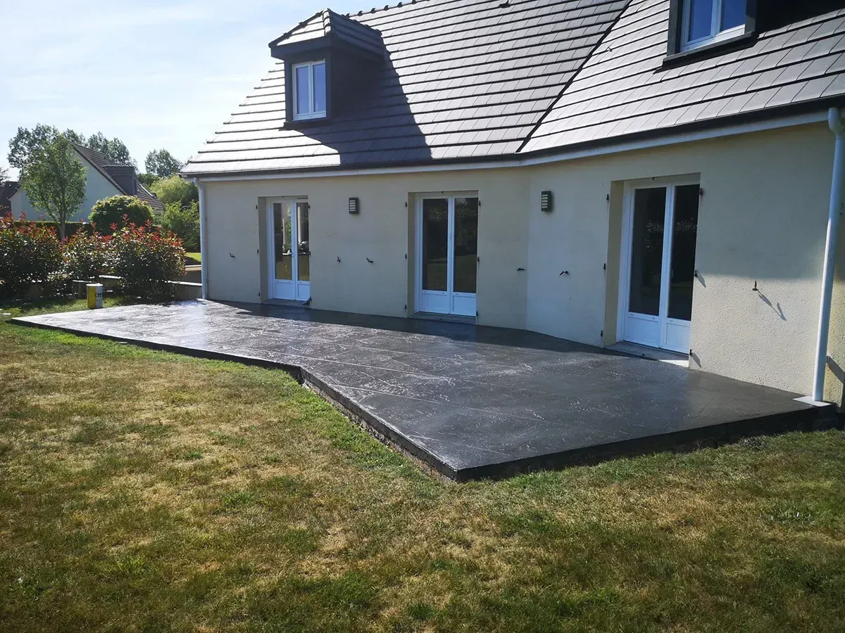 Terrasse en béton imprimé effet ardoise réalisée en Seine-Maritime