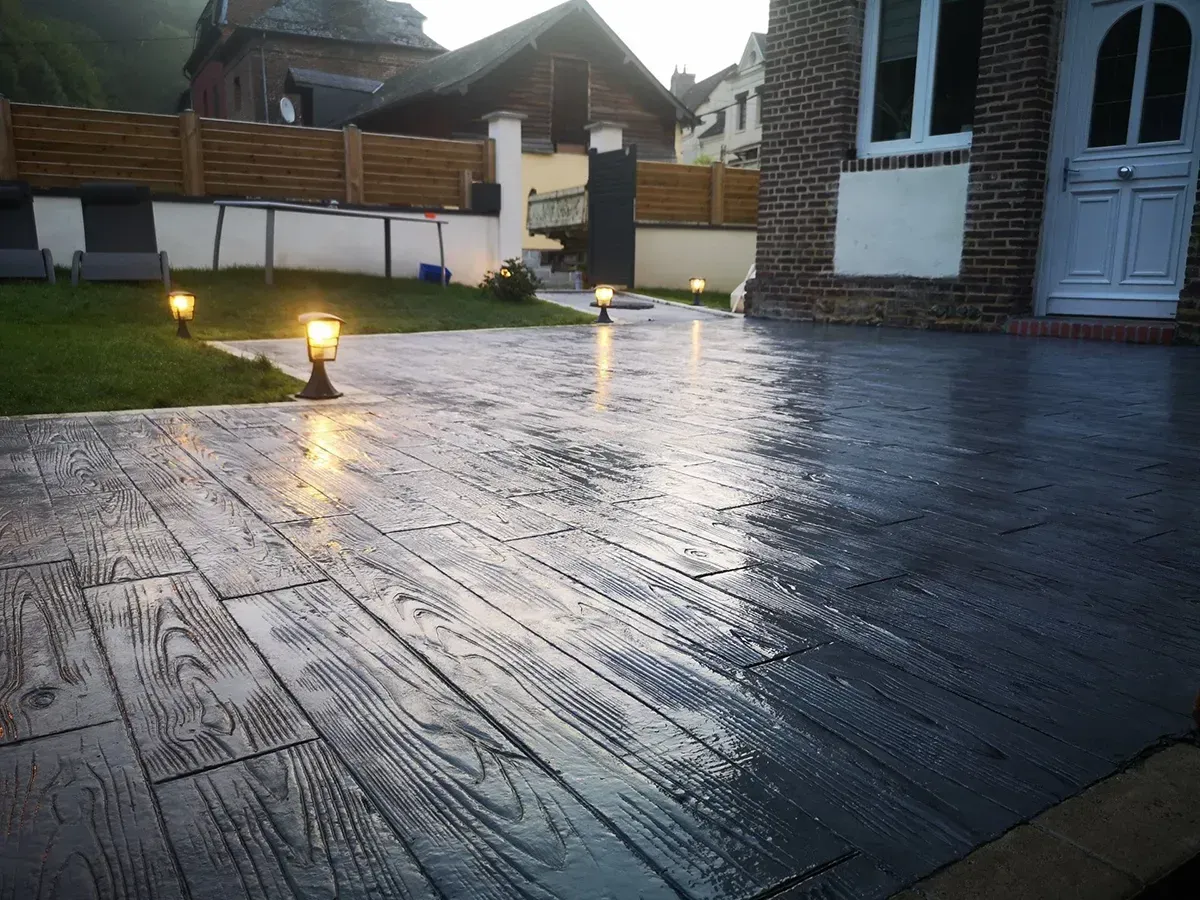 Terrasse en béton imprimé effet bois noir avec éclairage encastré au Havre